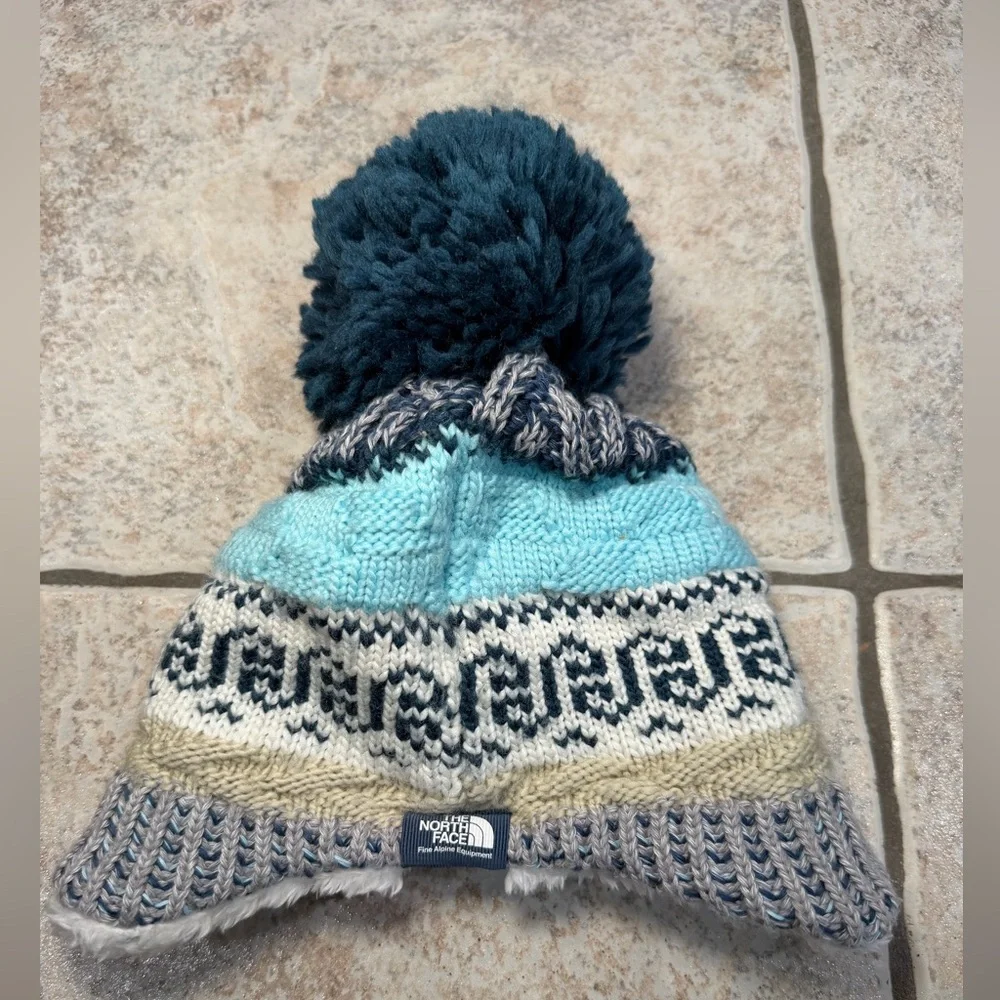 The North Face kids winter Pom Pom hat, infant 0-6 months